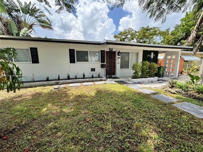 Building Photo - 805 SW 22nd Ave