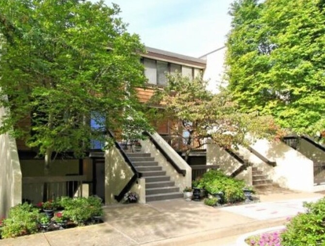 Building Photo - 2108 S Quincy St