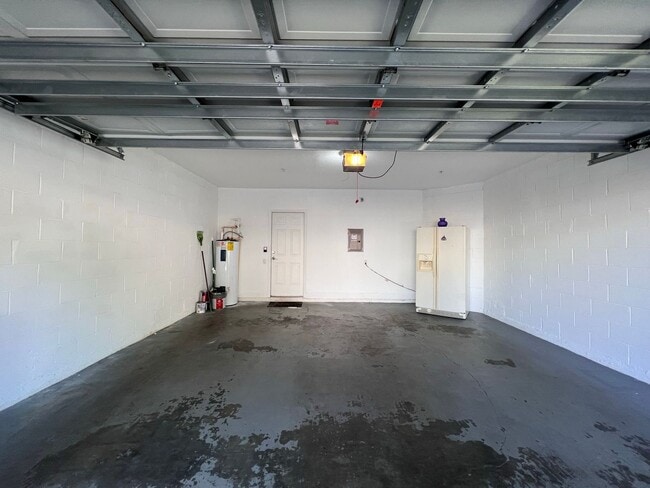 Building Photo - Great townhouse -  available now!