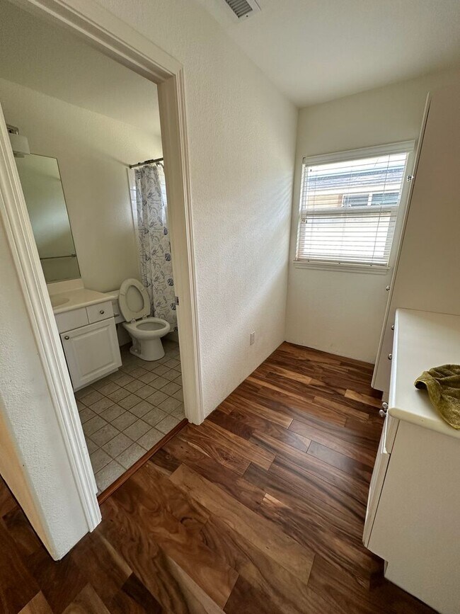 Building Photo - Available Now!  Beautiful 4 BD / 3 BA House in Ocean Pointe!