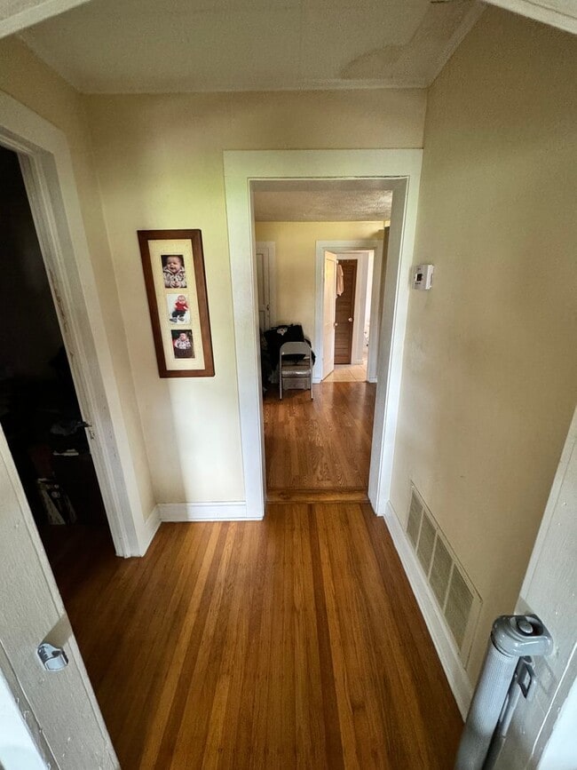 Building Photo - 3 Bed/2 Bath Single Fmaily Home