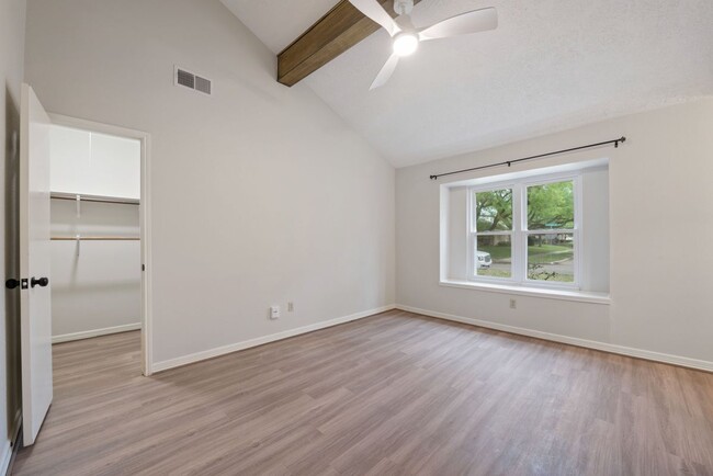 Building Photo - 11805 Southlake Dr