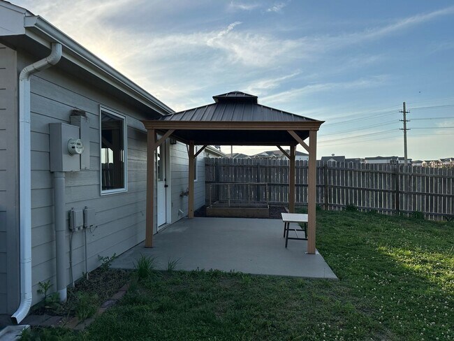 Building Photo - GREAT FAMILY HOME!