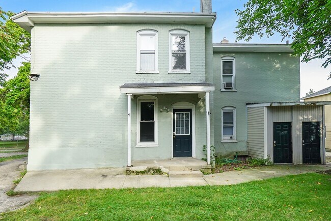 Building Photo - Three Bedroom Unit Near Downtown Grand Rap...