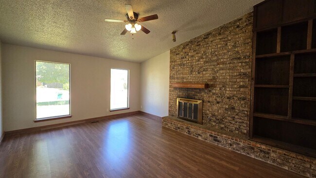 Building Photo - Great 3 Bedroom Home in Yukon!  $1450!