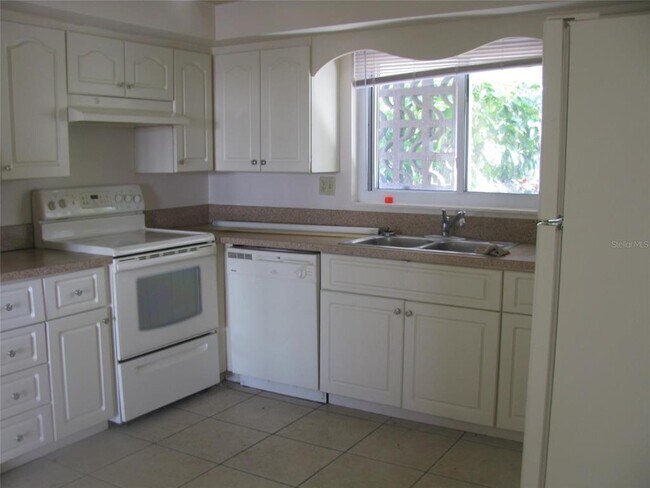 Building Photo - 3041 Tyrone Ln