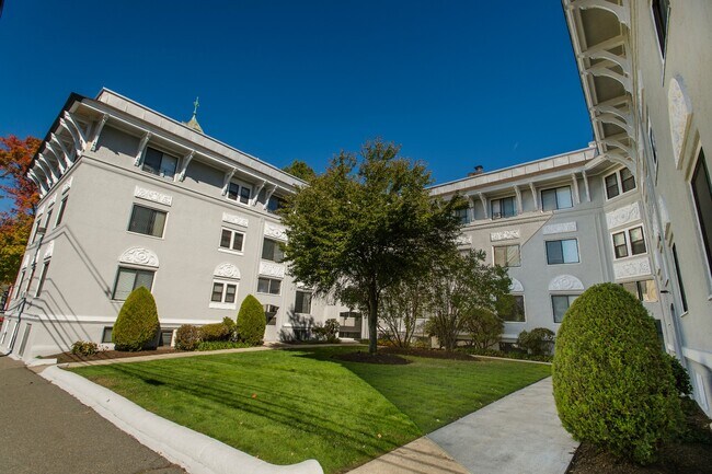 Building Photo - 230 Walnut St