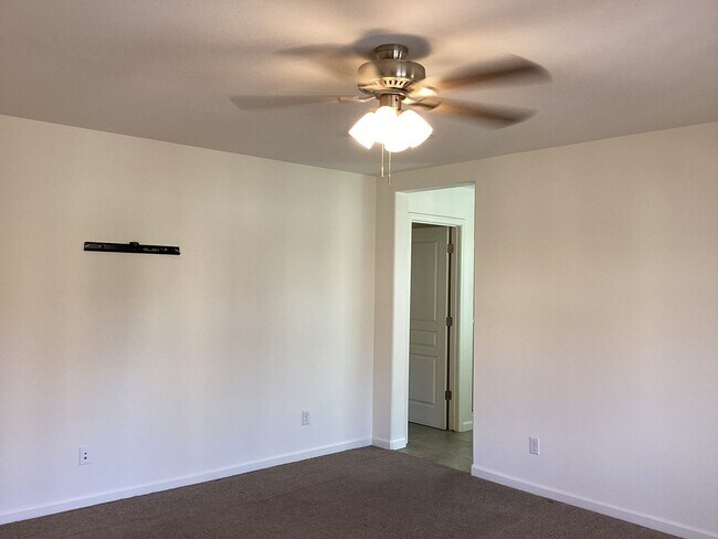 Building Photo - 2573 Daisy Dr