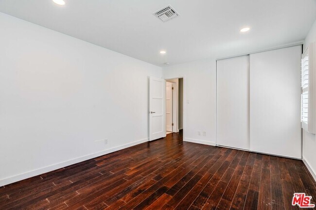 Building Photo - 741 Chautauqua Blvd