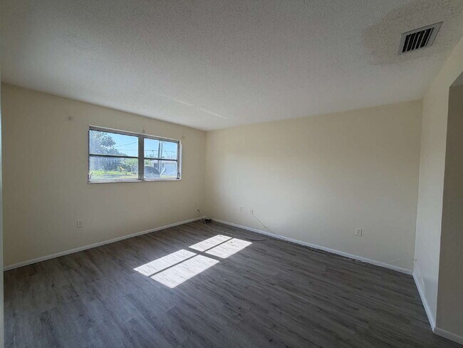 Building Photo - 2-bedroom, 2-bathroom residence located in Punta Gorda Isles