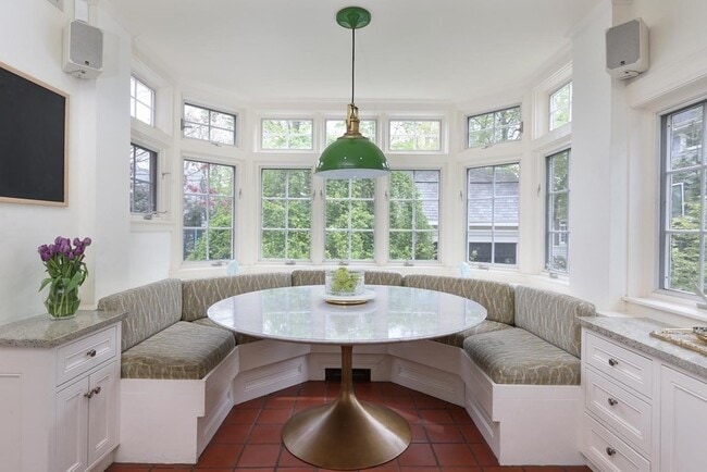 Building Photo - 1010 Centre St