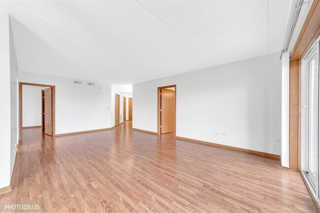 Building Photo - 5555 N Cumberland Ave