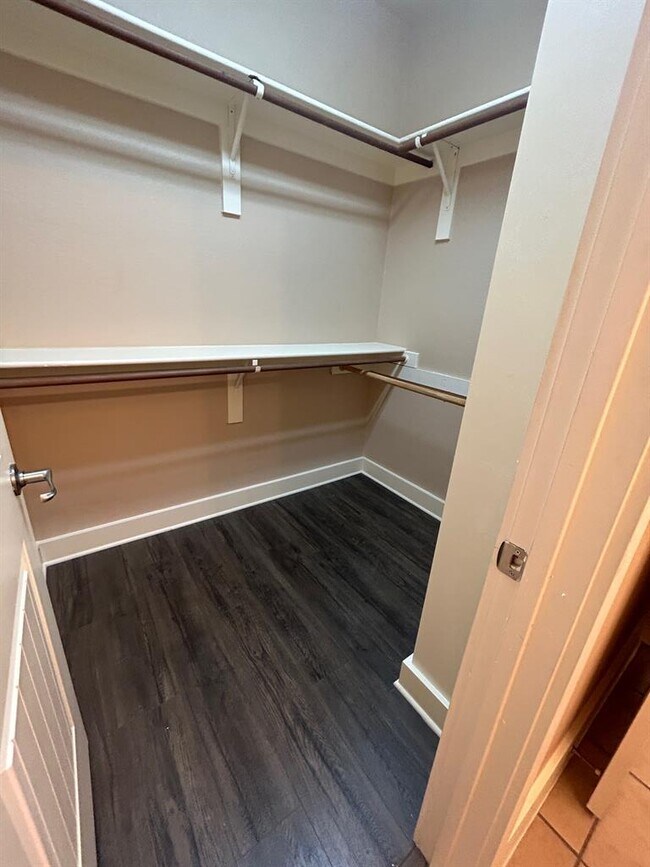 Building Photo - 6608 Lantern View Dr