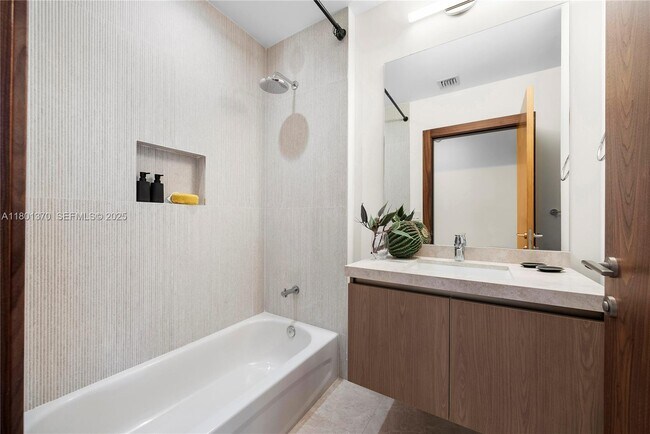 Building Photo - 701 Valencia Ave