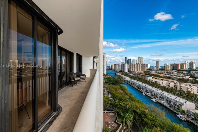 Building Photo - 2000 Island Blvd