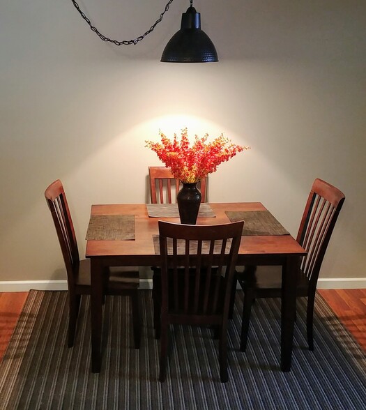 Dining table - 386 Hildred Dr