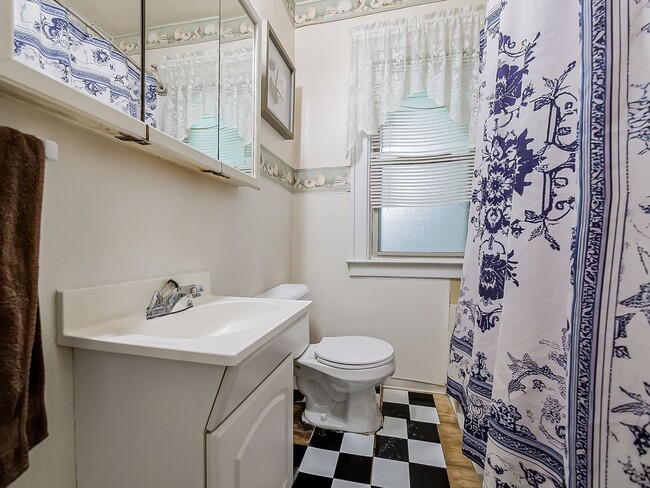 Building Photo - AVAILABLE NOW! SECTION 8 APPROVED! Charming 3-Bedroom Home in Warren!