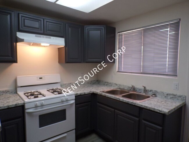 Building Photo - 2 Bedroom 2 Bath Condo for Rent in Barstow