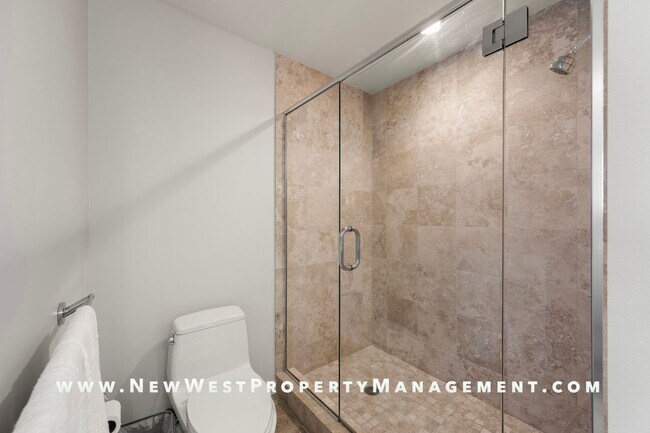 Building Photo - Stunning Fully Furnished East Village 2 Be...