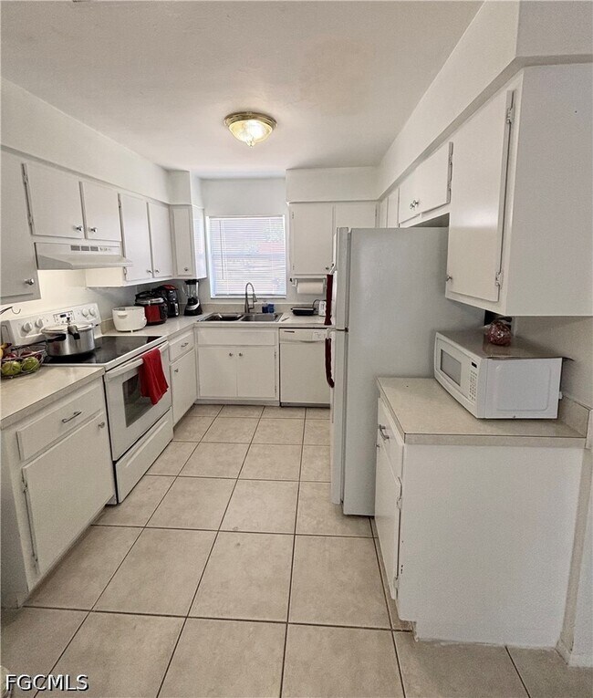 Building Photo - 536 SE 6th Pl