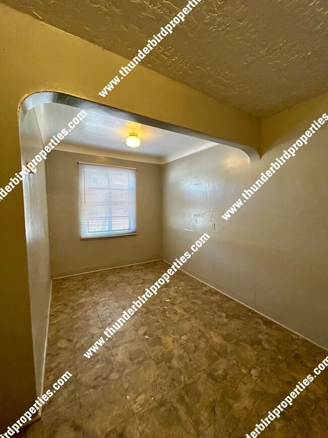 Building Photo - 1 bedroom, 1 bath near the park and CNM!