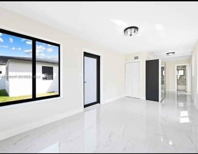 Building Photo - 721 SW 5th Ct