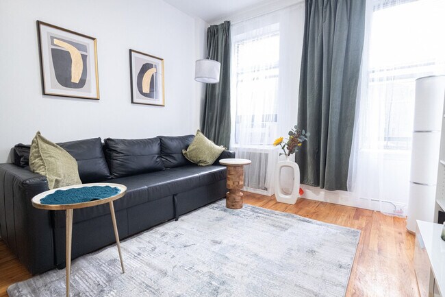 Building Photo - 305 E 95th St