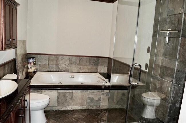 Building Photo - 3018 Holly Hall St