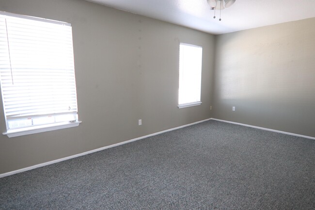 Building Photo - 1021 Park Meadow Dr