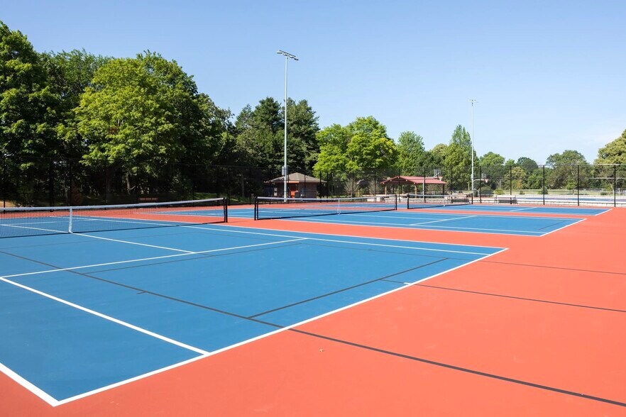 Building Photo - 475 Arsenal St