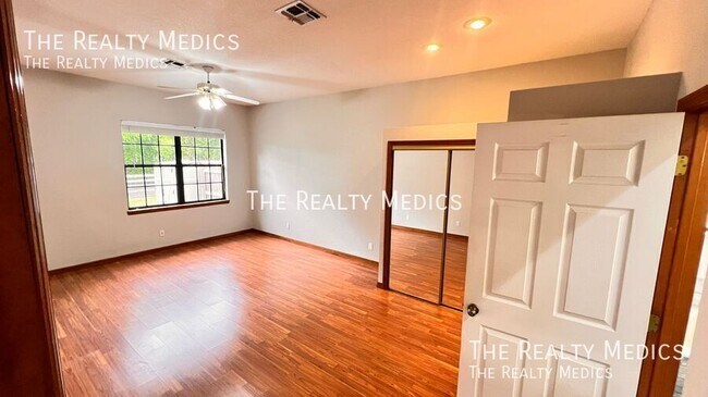 Building Photo - 2372 Sunnyview Dr