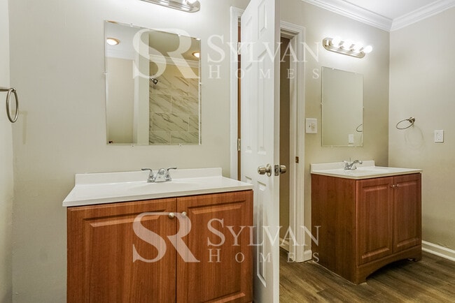 Building Photo - Your dream home awaits