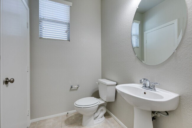 Building Photo - 3 bedroom + Den! Ready for immediate move ...