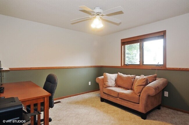 Building Photo - Spacious 5BR Home on Cul-de-Sac – Available June 1