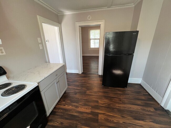 Building Photo - Remodeled 3 bedroom/ 2 bathroom home within minutes of downtown.