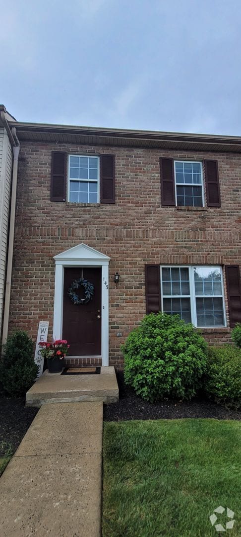 Building Photo - 3 Bedroom 1.5 bathroom townhome-Eastpointe...