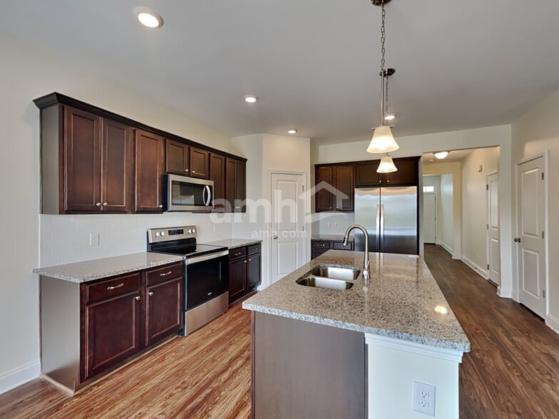 Building Photo - 1349 Lomond Dr