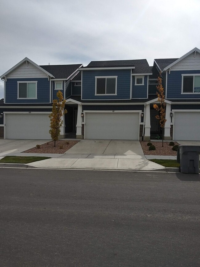 Building Photo - STUNNING 3 bed 2.5 bath Pet Friendly town ...