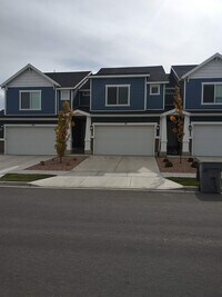 Building Photo - STUNNING 3 bed 2.5 bath Pet Friendly town ...