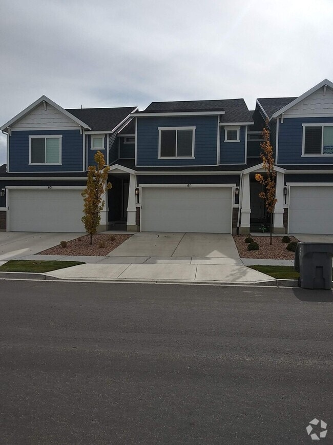 Building Photo - STUNNING 3 bed 2.5 bath Pet Friendly town ...