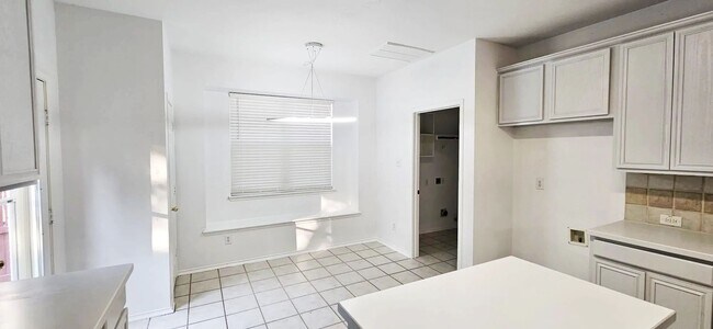 Building Photo - Amazing 4 b+2.5b Single family