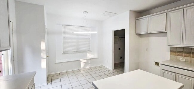 Building Photo - Spacious 2,324 Sqft 4-Bedroom Home with Gr...