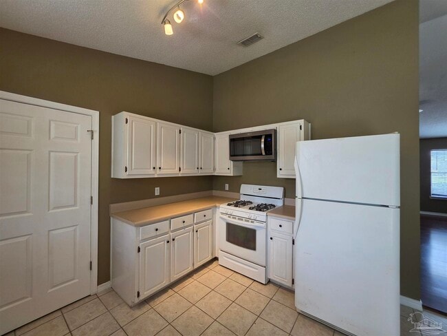 Building Photo - 4041 Shorewood Dr