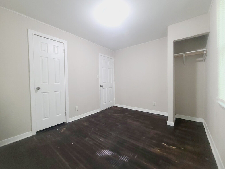 Building Photo - Room in House on Celia Ave
