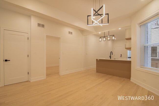 Building Photo - 3720 N Racine Ave