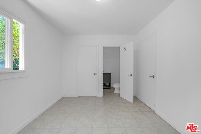 Building Photo - 621 N Bedford Dr