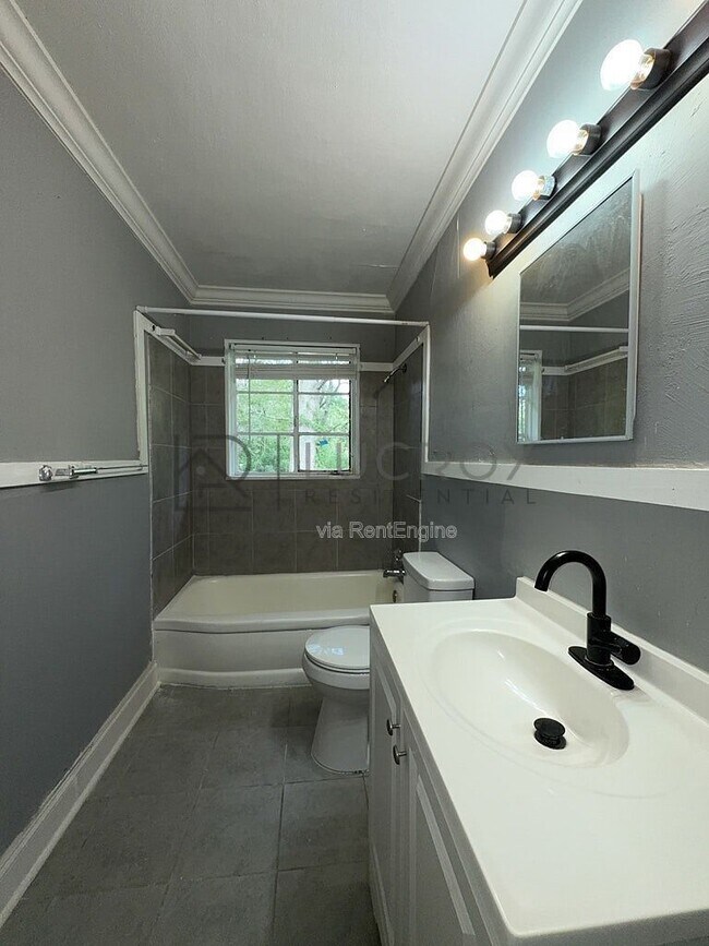 Building Photo - 3030 Oak Forest Dr