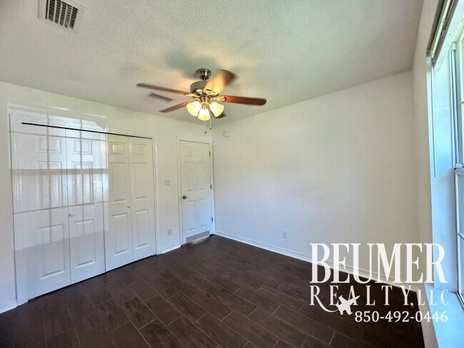 Building Photo - 3 bedroom 2 bath home with Beautiful Backyard