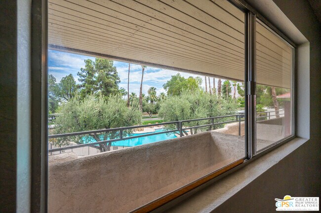 Building Photo - 550 N Villa Ct