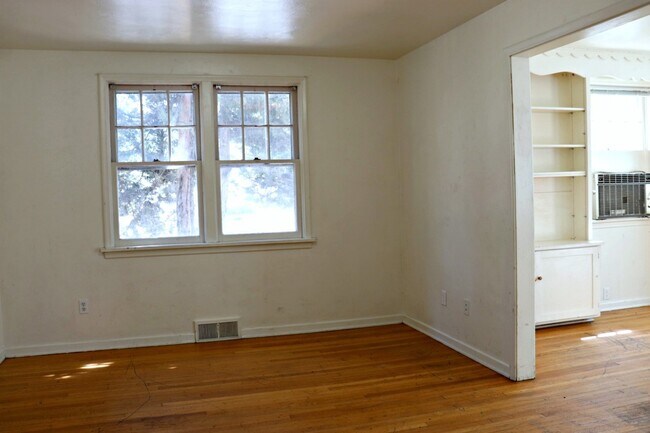 Building Photo - 614 Ash St